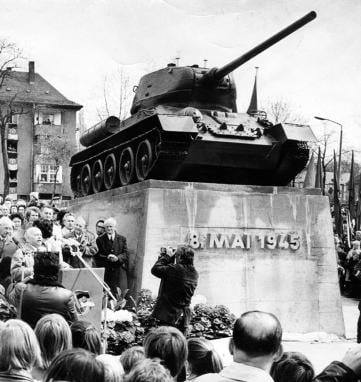 'Das Panzerdenkmal bei seiner Einweihung 1975 (Foto: Schmidt, Archiv Freie